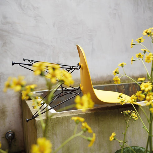Cadeira Eames DSR em Plástico / Base Preta